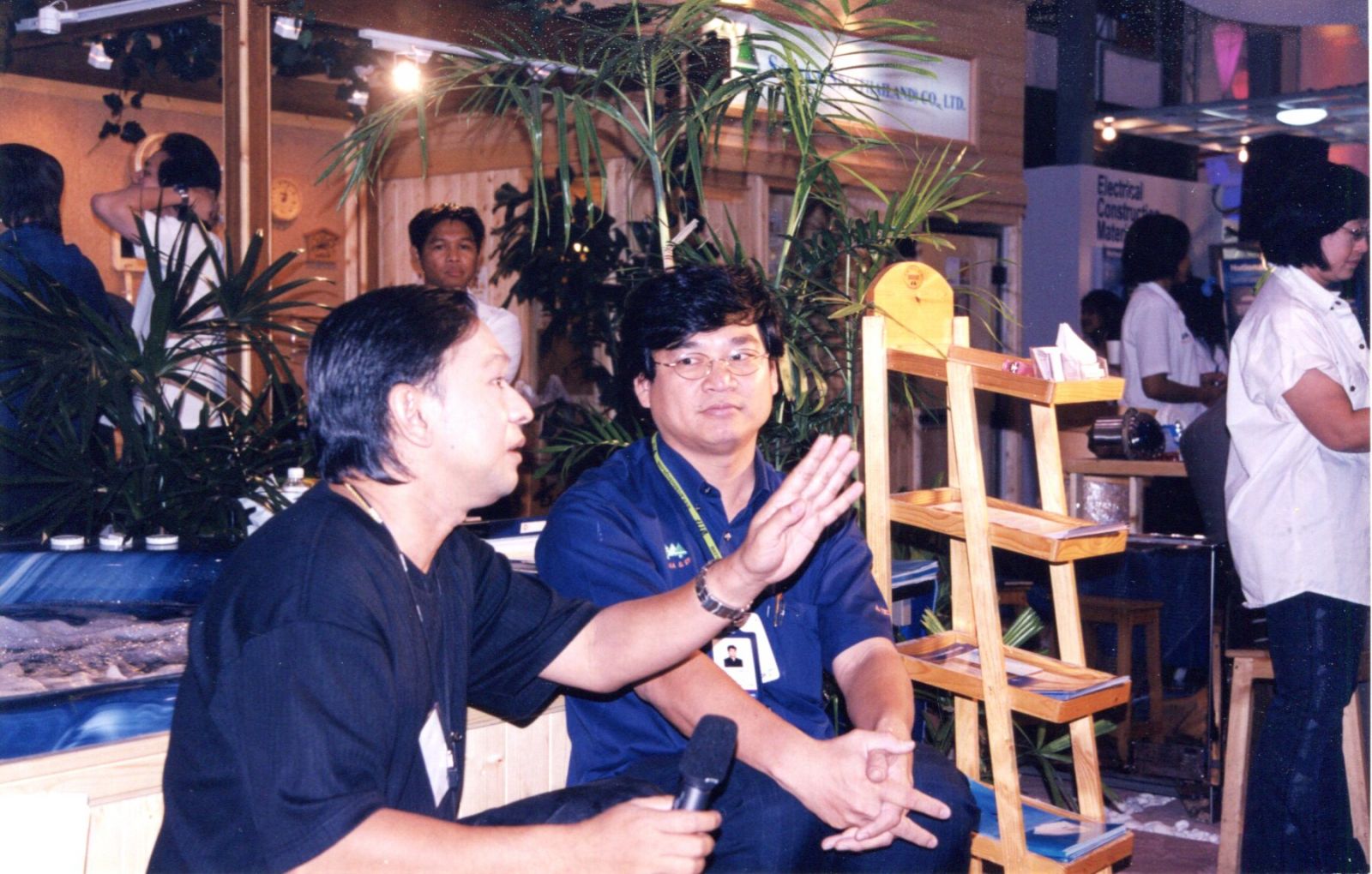 คุณวิเชียร จิระวงษ์ กรรมการผู้จัดการ ในสัมภาษณ์ในงานแสดงสินค้า บ้านและสวน 2007